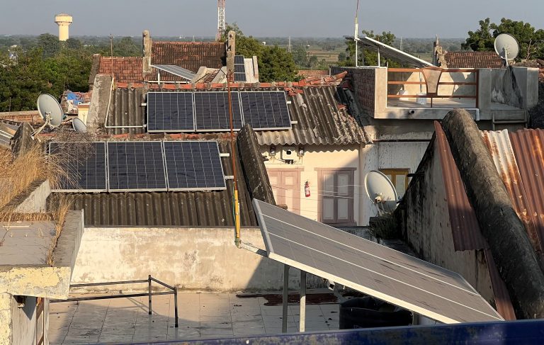 Solárna energia prekvitá v prvej indickej dedine