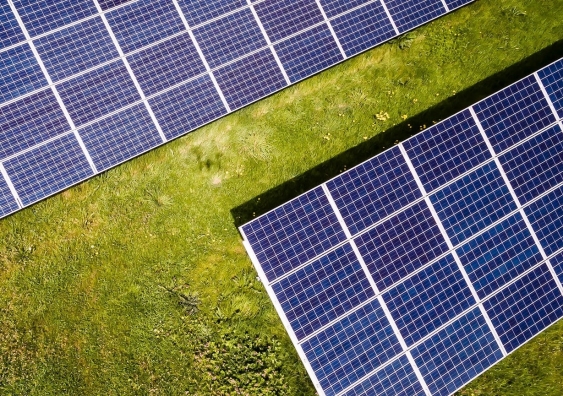 Solárne panely: Ako tiene ovplyvňujú slnečnú energiu?